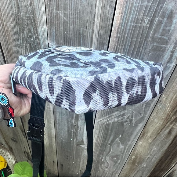 NWOT Herschel Animal Print. Crossbody Bag - Picture 8 of 8